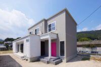 山口県岩国市　注文住宅　『アクセントカラーが映える、家族を包む回遊の家』